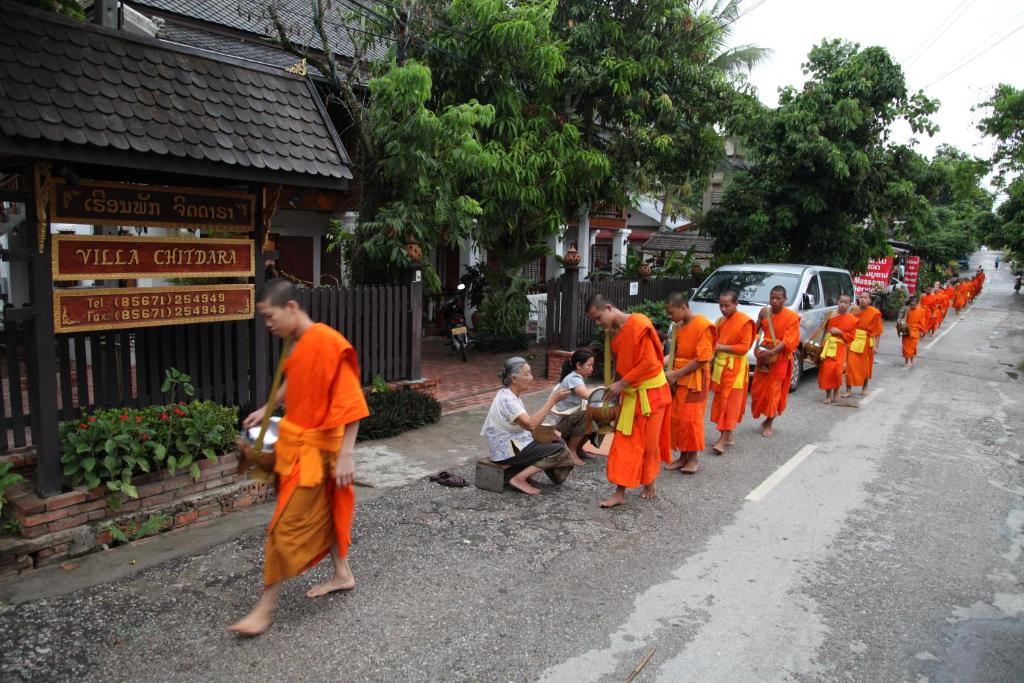  early morning alms-giving ceremony (Tak Bat)