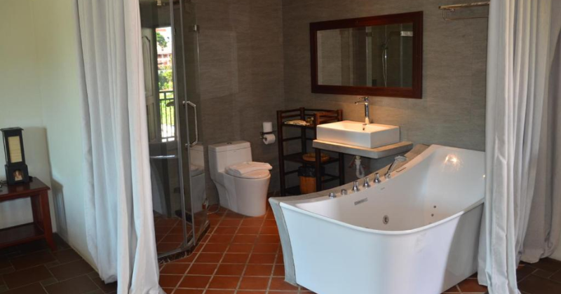 Bathroom Saksiri Riverside Hotel